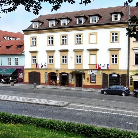Hotel U Krize Prag Exterior foto