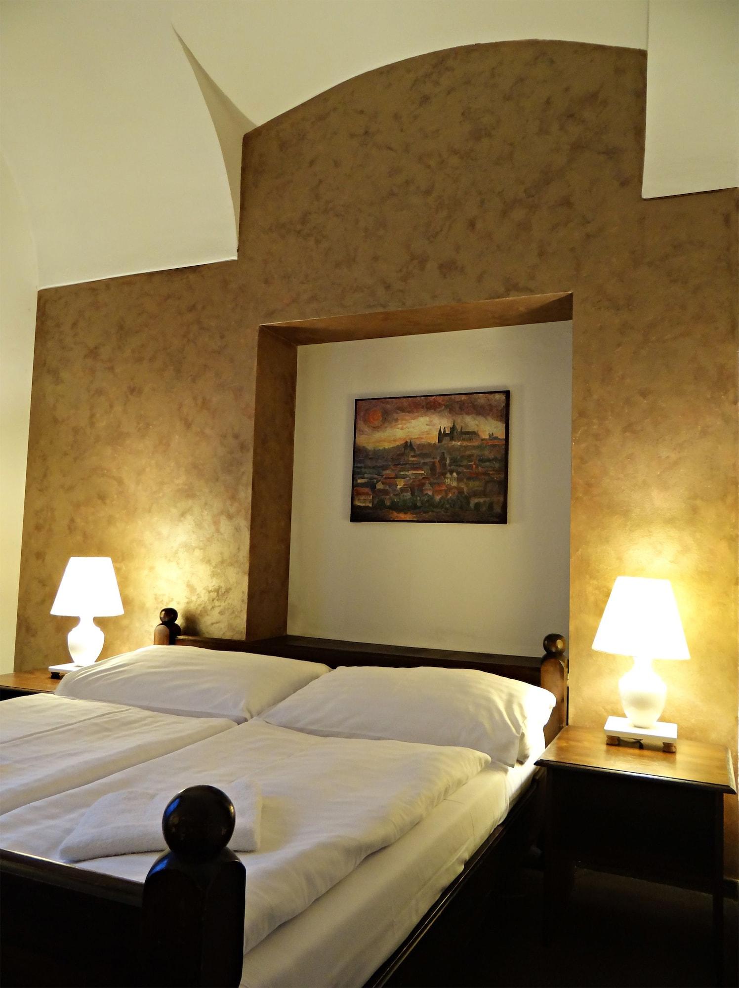 Hotel U Krize Prag Exterior foto