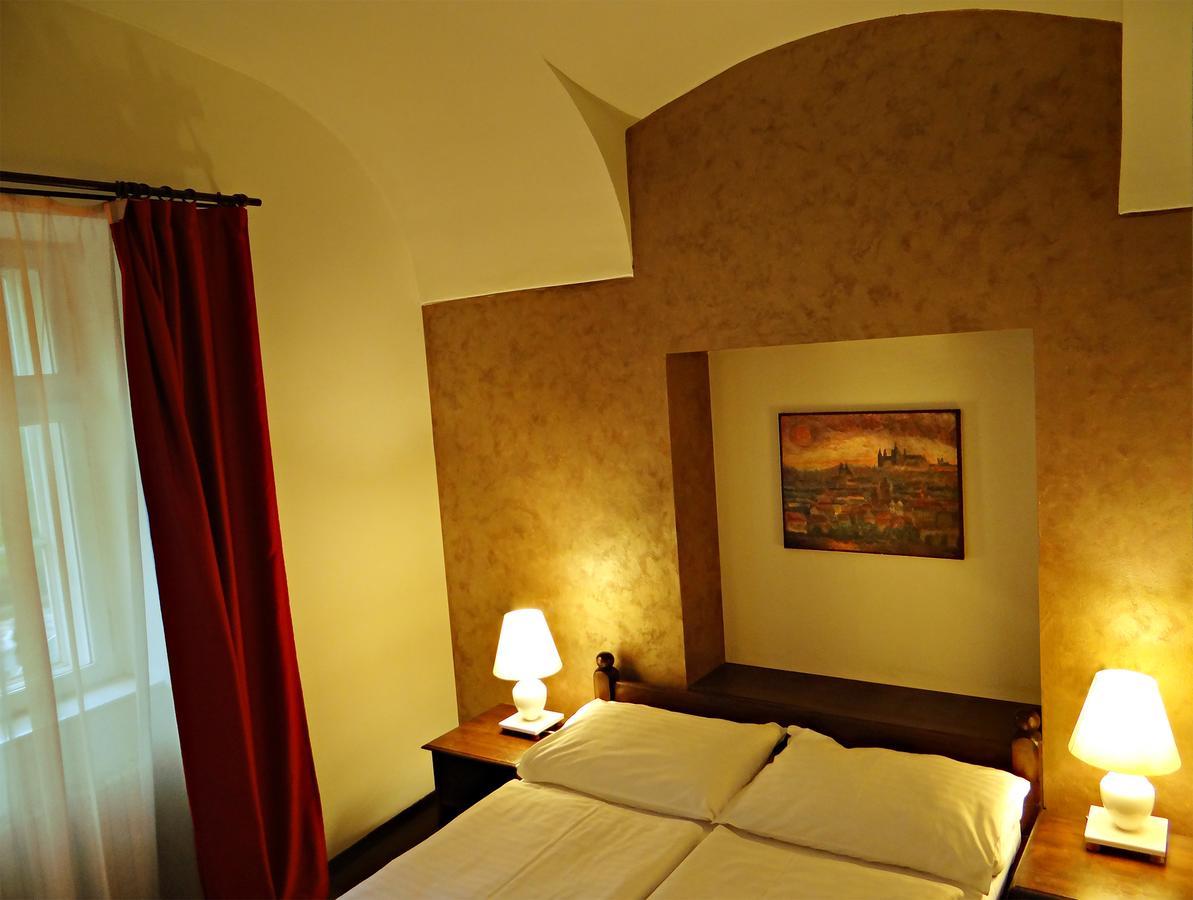 Hotel U Krize Prag Exterior foto