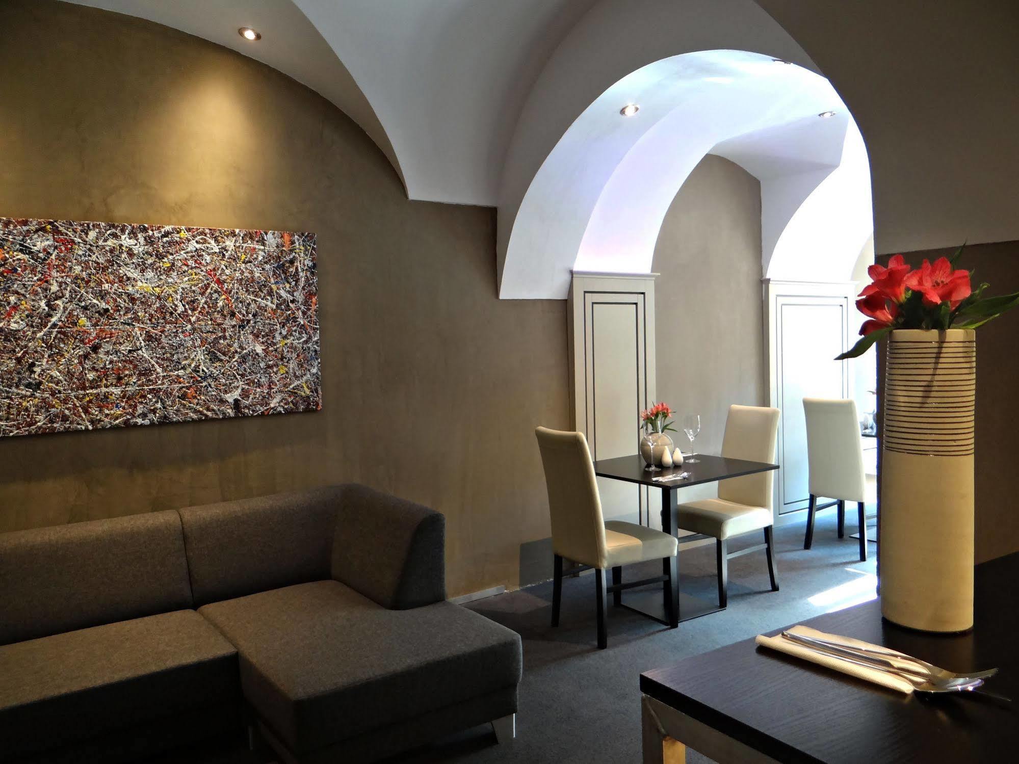 Hotel U Krize Prag Exterior foto